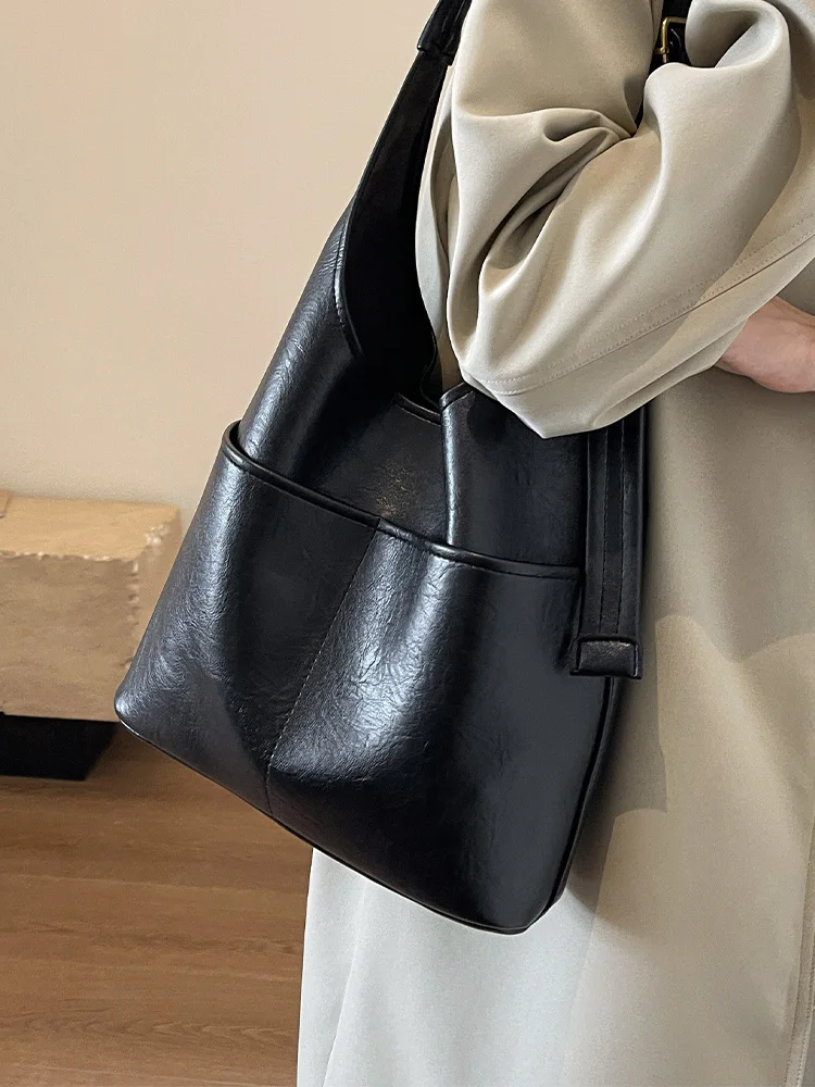 

Large Capacity Women's Bucket Bag Fashionable Commuter Shoulder Bag Retro Style Casual Simplistic Tote Bag for Youth