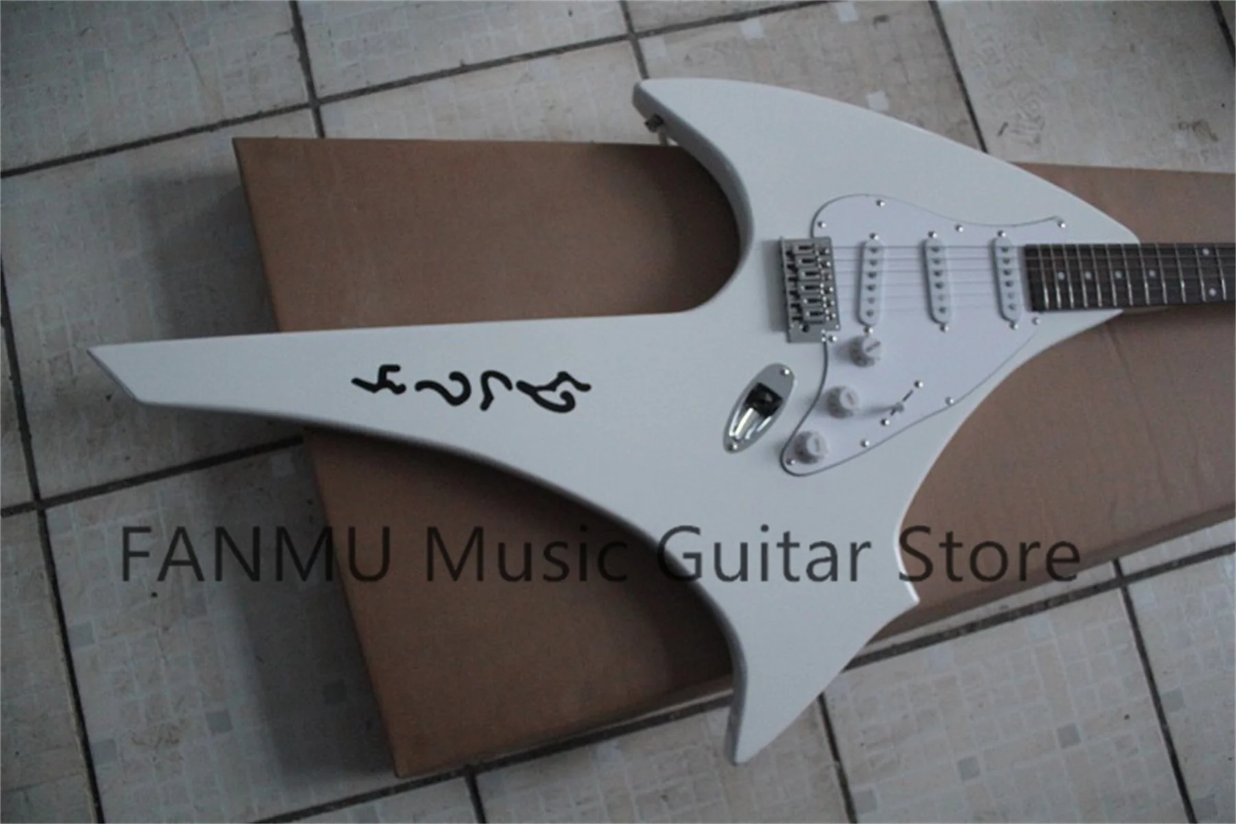 Shaped guitar, irregular large guitar, white body, white neck, rosewood fingerboard, single swing bridge, white pickup board