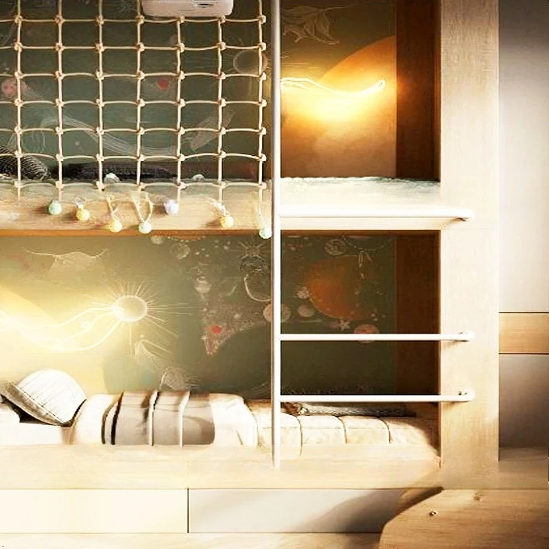 Tempat tidur atap miring di loteng, tempat tidur susun dua tingkat untuk orang tua dan anak