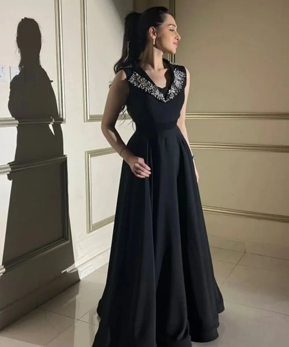 

Saudi Arabic Black Satin A Line Party Dresses Women Evening Gowns Beaded Neckline Sleeveless Prom Dress Zipper Back Dubai Formal