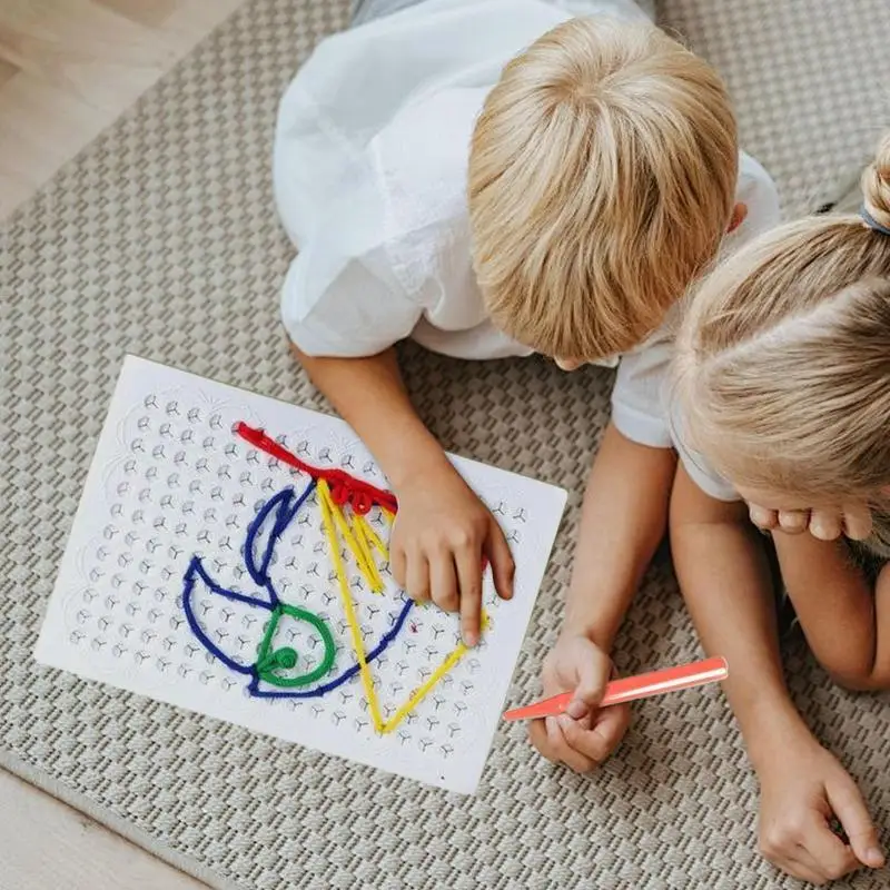 Planche à fil colorée pour enfants, jouets à enfiler pour tout-petits, planche d'art artisanal, développement de l'ination explosive, motif de dessin animé, jouet de laçage pour tout-petits