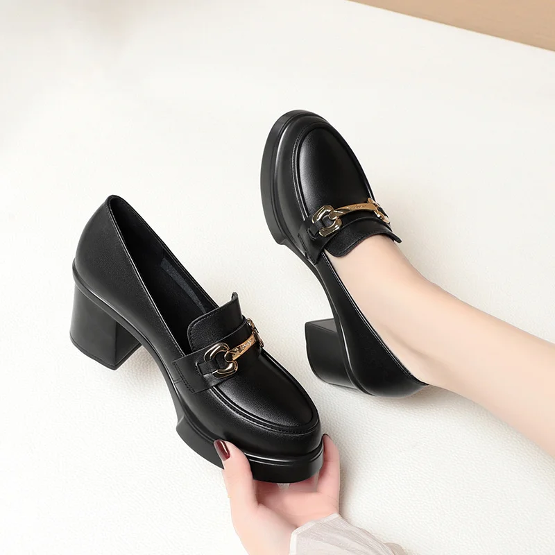 outfit mocassino donna con tacco alto