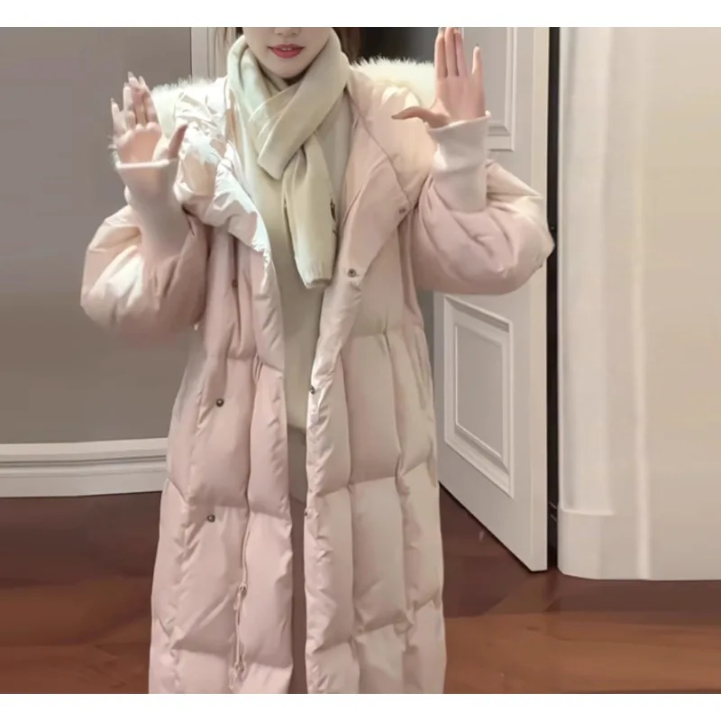 Francuski płaszcz z wysokiej jakości, delikatnej i słodkiej różowej bawełny puchowej dla kobiet, nowy model na zimę 2025, płaszcz średniej długości do kolan.