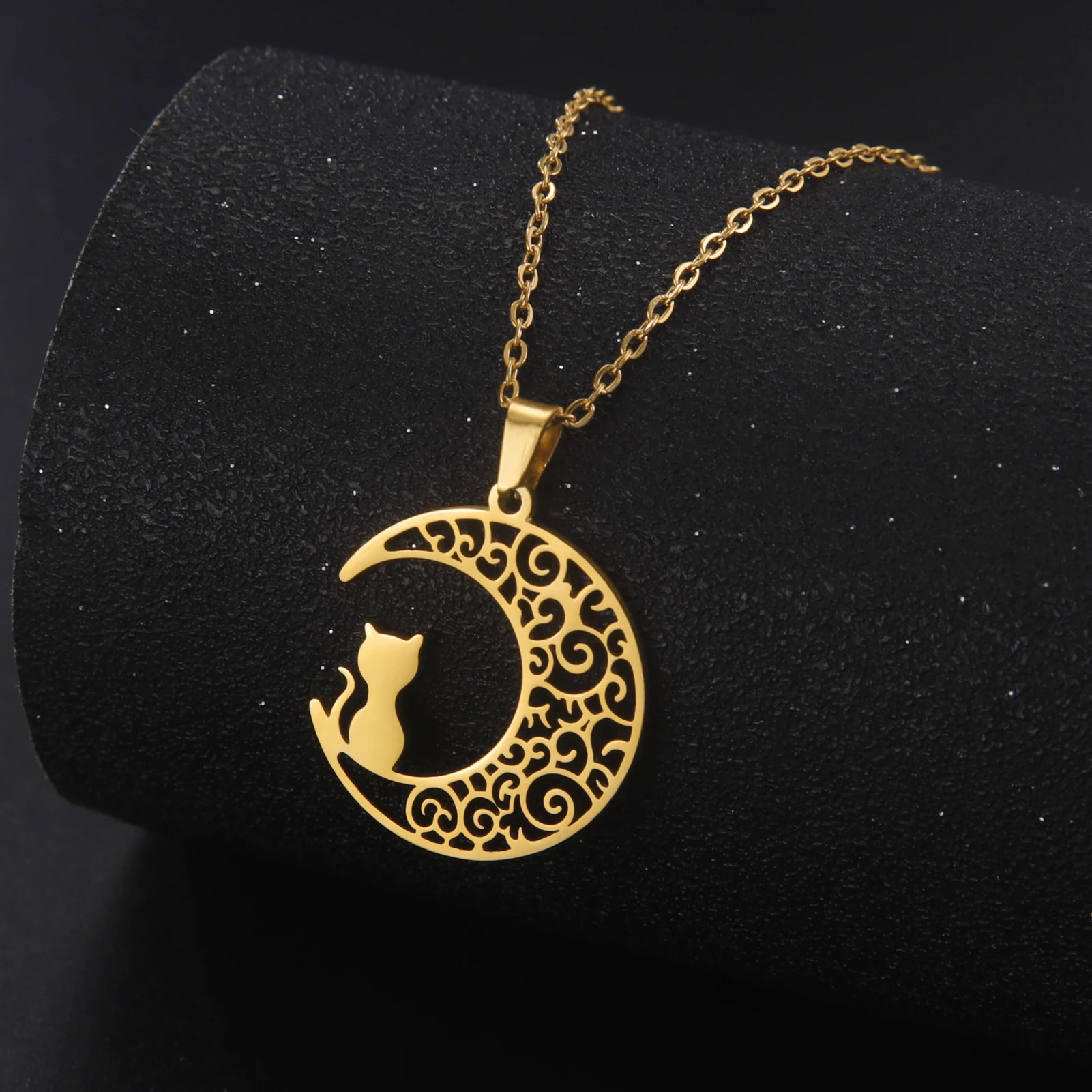 Cazador Crescent Moon Cat Pendant Necklaces for Women Animal Kitten Filigree Neck Chain 2024 Stainless Steel Jewelry Gift Trend