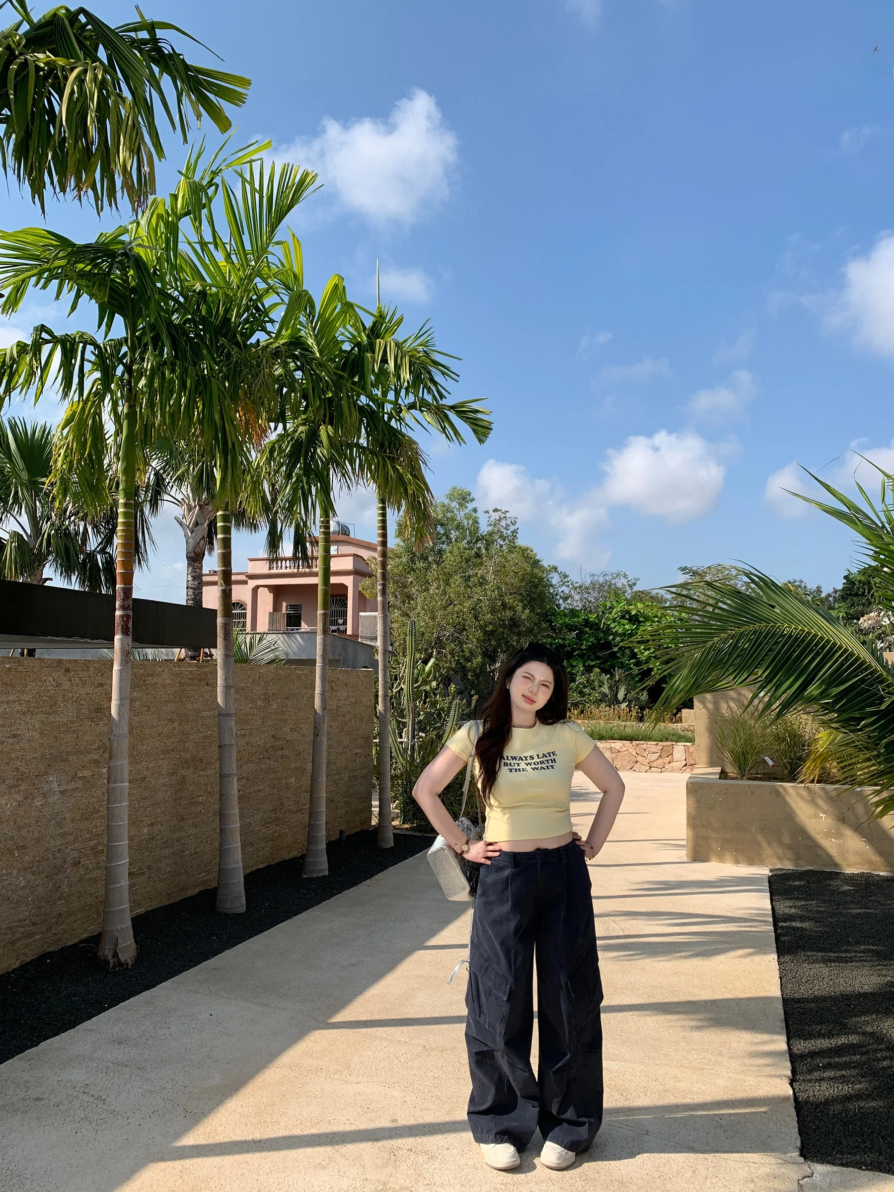 

Желтая футболка с коротким рукавом и буквенным принтом M5T6, простой дизайн, из смесового хлопка с эластичными волокнами, длина до плеч