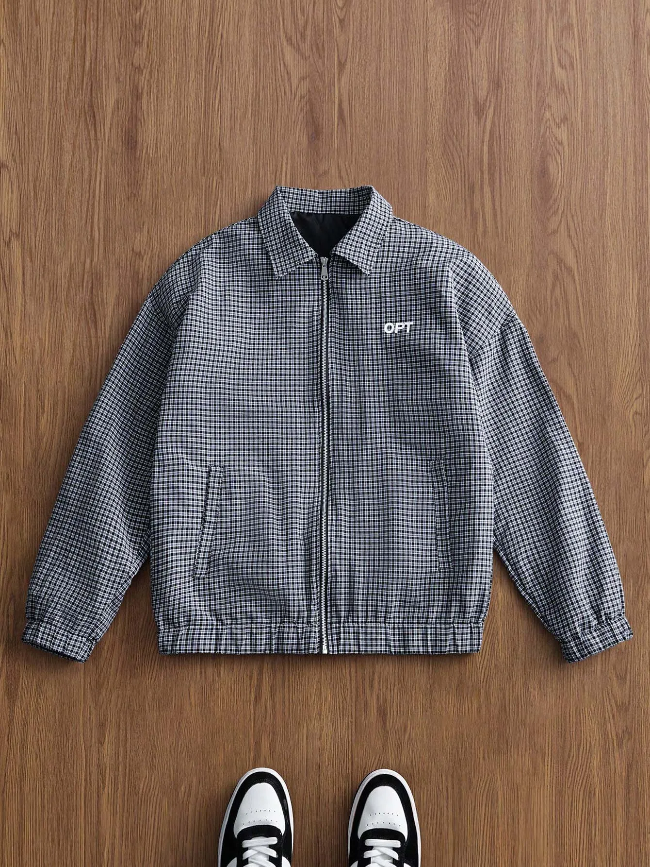 Herren-Frühlings- und Herbstjacke mit Karomuster und Reverskragen, lockerer Passform, überschnittenen Schultern, kurzem Reißverschluss, Retro-Karomuster mit Futter, elastischem Saum, in mehreren Farben erhältlich, vielseitiges Oberteil für den täglichen Gebrauch, Pendeln und Freizeitausflüge. – Detail 5