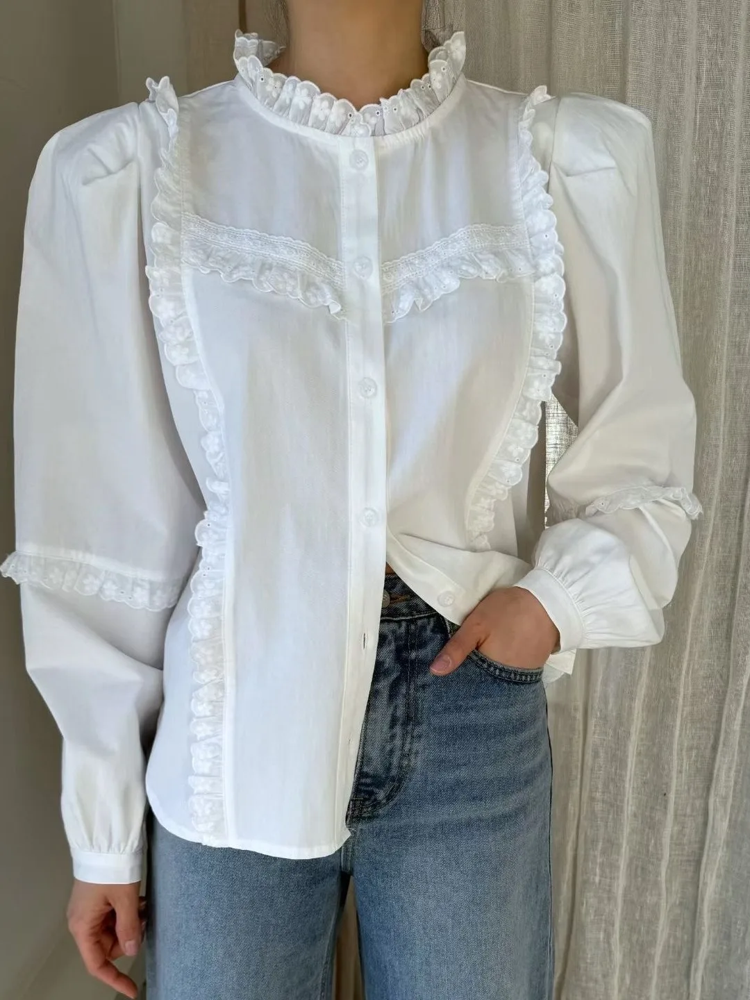 

Шикарный белый женский топ на весну 2026 года с кружевной отделкой, рукавами-фонариками и пуговицами, в корейском стиле, премиум-класса