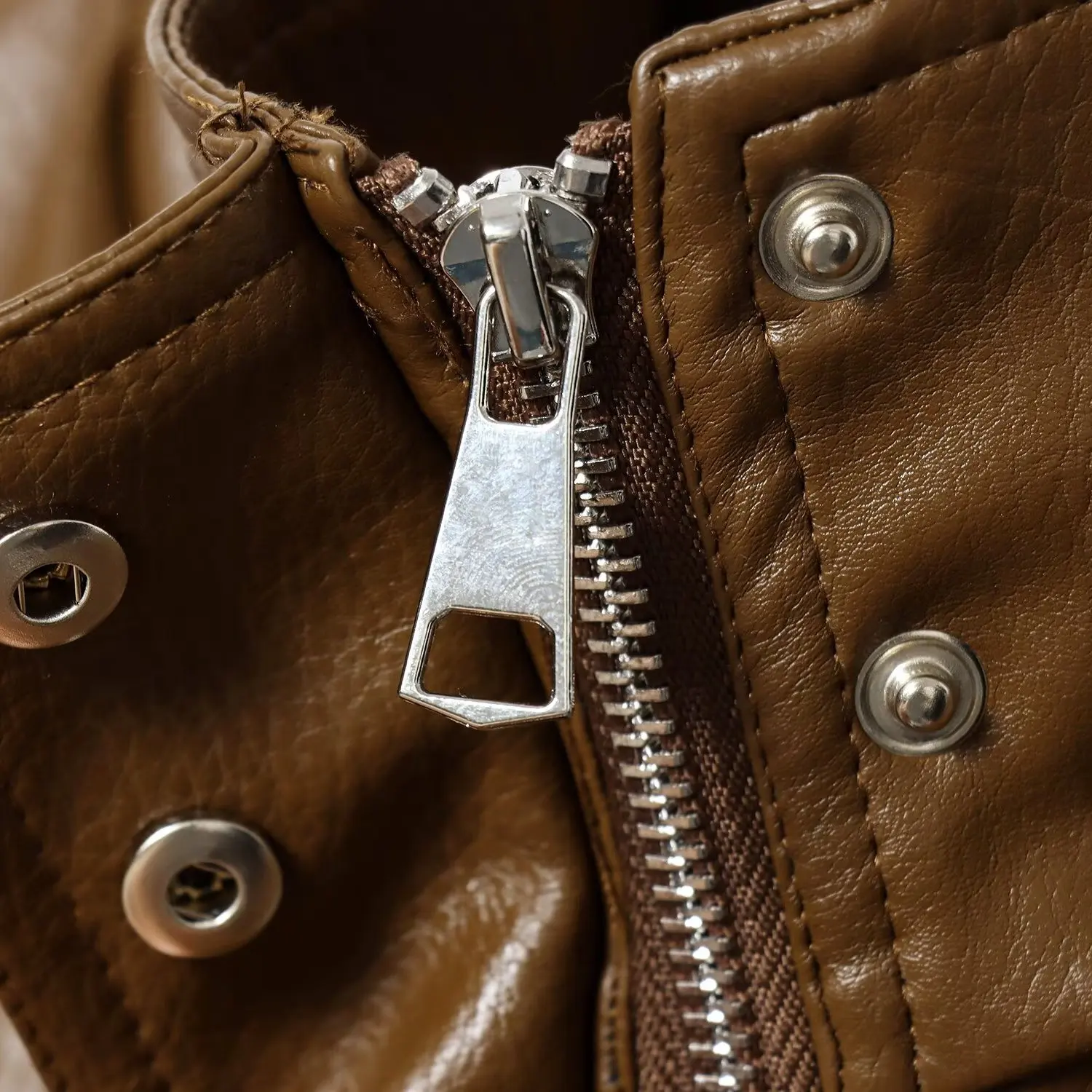 معطف KASLEAD جديد للسيدات أنيق وبسيط من جلد البولي يوريثان وياقة واقفة وأساسية طويلة معطف فضفاض مناسب