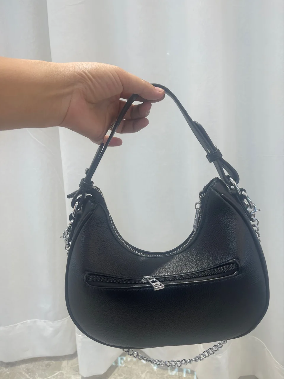 

Уникальная сумка-цепочка для поездок на работу, трансформируемая (на плечо и через плечо), с текстурированной отделкой премиум-класса, в сдержанном стиле, новинка 2026 года