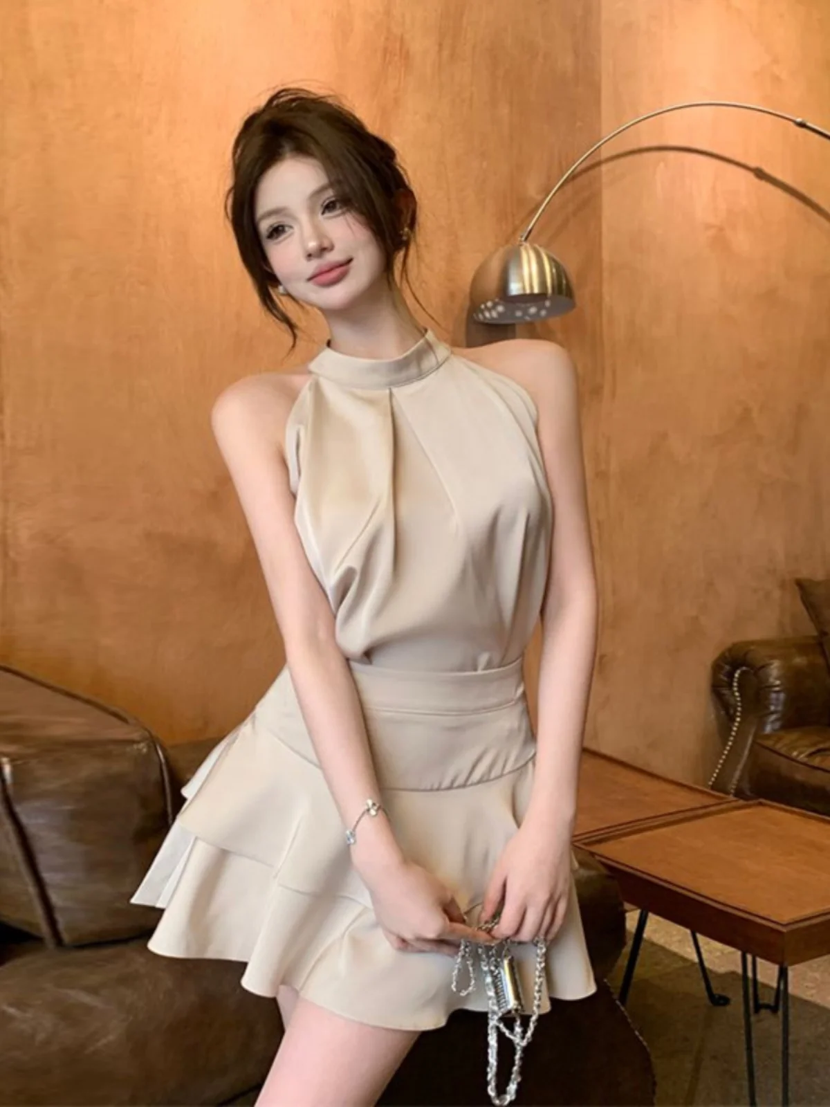 

Летний женский комплект: топ-жилет без рукавов с завязками на шее и юбка миди с кружевной отделкой, элегантный повседневный костюм из двух предметов