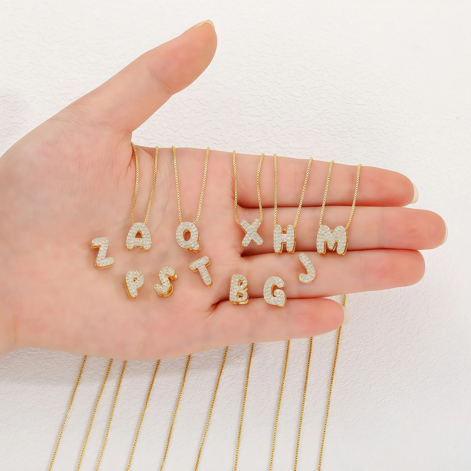 2025 جديد 26 حرف الإنجليزية قلادة صغيرة ولطيفة جميع الحروف الماسية + 18 كيلو صندوق ذهبي سلسلة قلادة بحرف سلسلة الترقوة fashiona