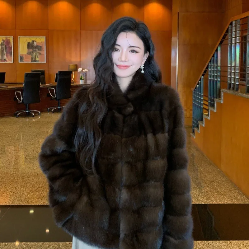 Le nouveau manteau en fourrure vintage à texture violette comprend un col montant épais pour une chaleur et une mode artificielle avec une rainure coupée