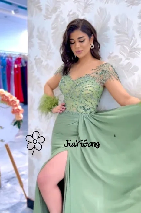 JiaYiGong 2026 رداء حفلات مثير أخضر مخصص ساحر على شكل حرف V كريستال مطرز بأكمام طويلة فتحة جانبية فستان سهرة JE12107
