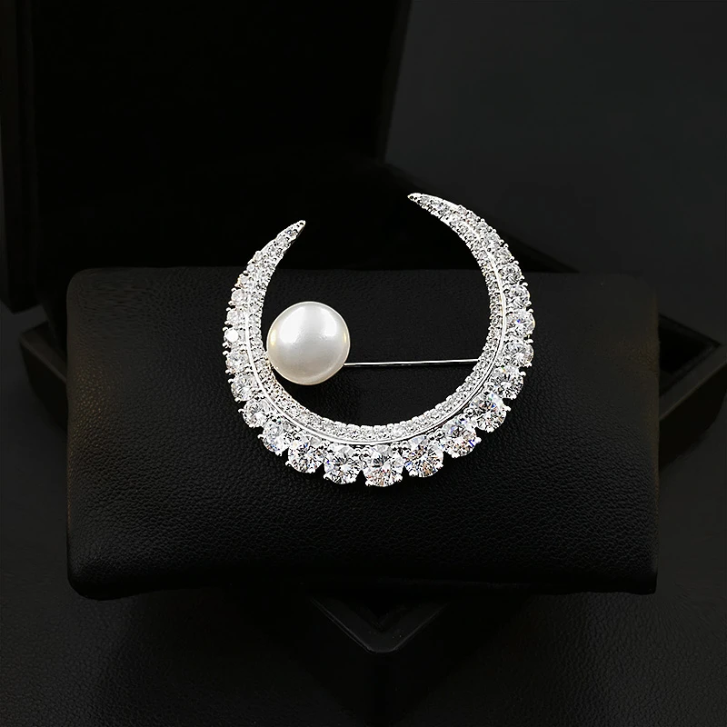 Fashion Pearl Moon Brooch Women Luxury Dress Suit Cardigan Neckline Corsage Clothes Accessories Pins Ornament Jewelry Gifts 5577