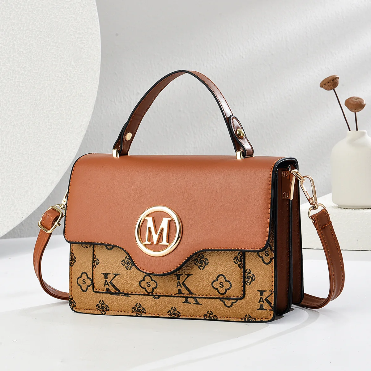 New Small Square Women's Bag Carefully Crafted By Parisian Fashion Designers, Small and Portable, with Attention To Detail