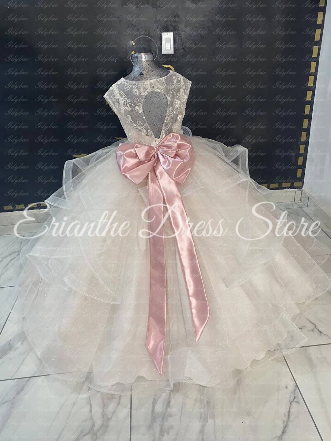 Sukienka dla dziewczynki na wesele w kolorze kości słoniowej, tiulowa, bufiasta, z różową kokardą, elegancka, na urodziny dziecka, Pierwszą Komunię Świętą, suknie balowe, szyta na miarę.