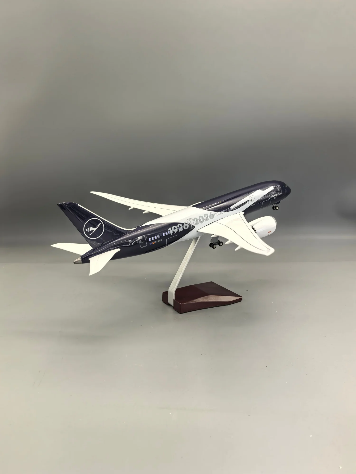 1:130 Scale Lufthansa B787 Resin Model with LED