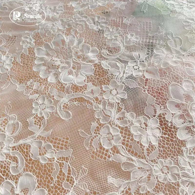 3MX1,5M Hochzeitskleid-Stoff mit weißen geometrischen Blumen. Hochwertiger Spitzenstoff mit Wimpernrand. – Detail 3