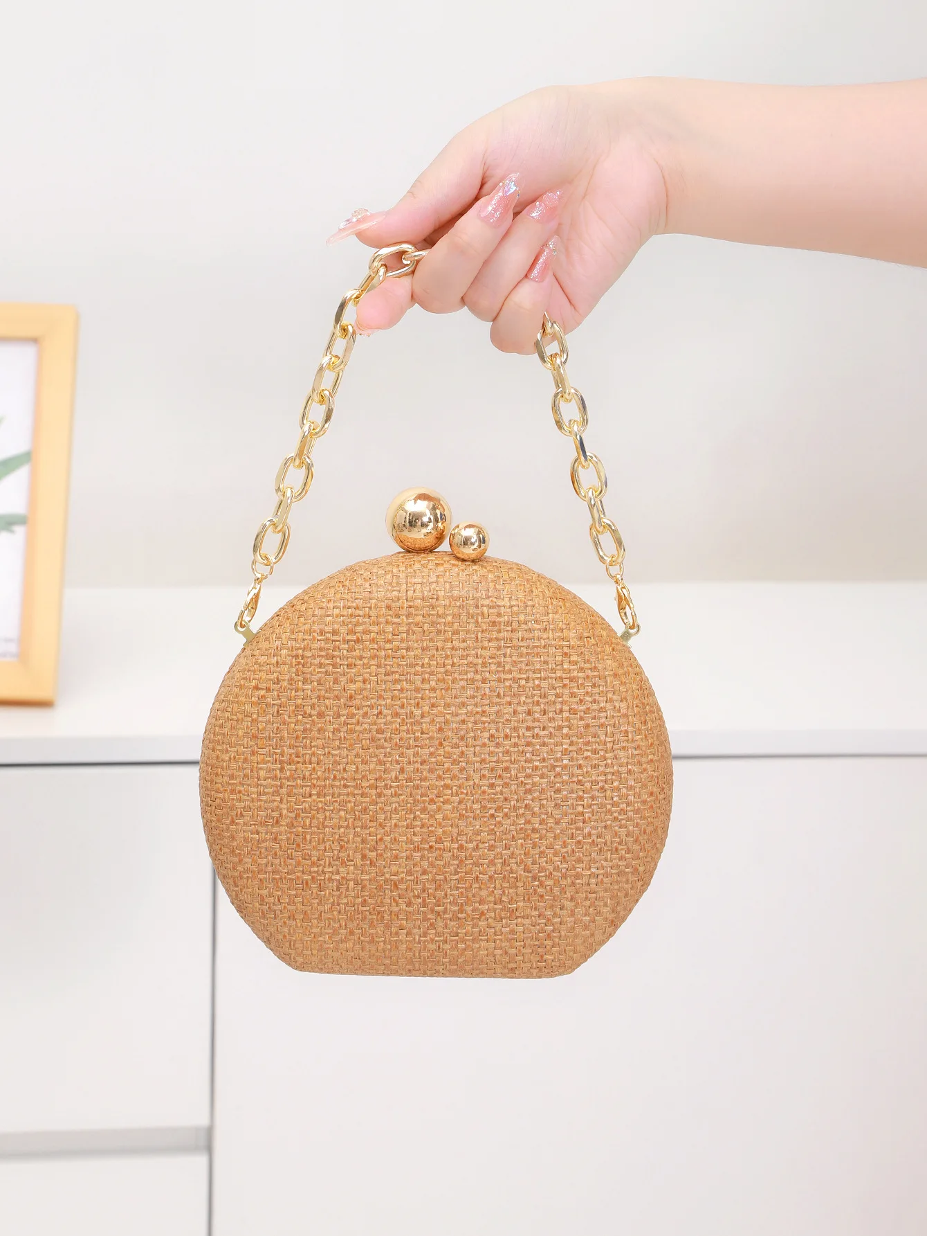 Spring and summer new Brazilian personalized straw box bag, casual solid color woven portable girl round dinner bag