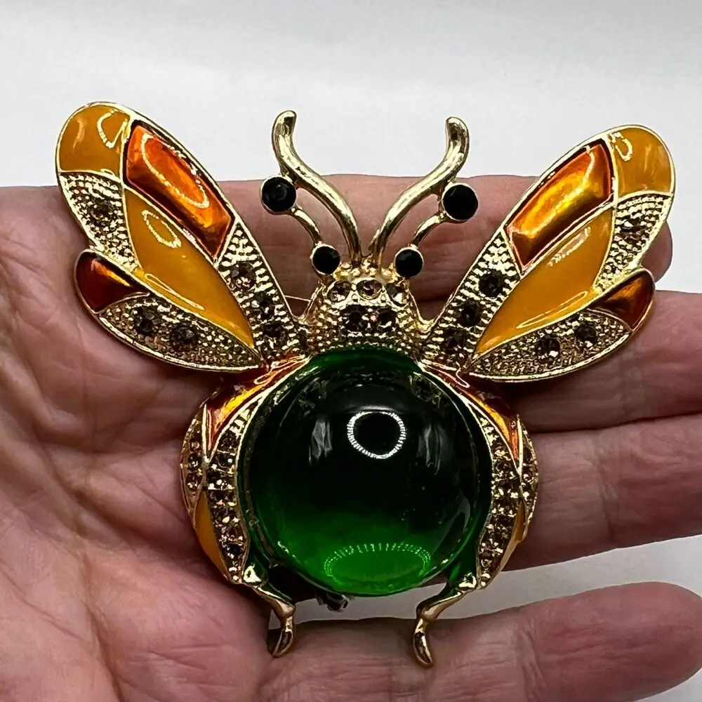 New Jelly Belly Moth Brooches for Women Fashion Simple Exaggerated Insect Pins Rhinestone Know Pins Coat Accessories