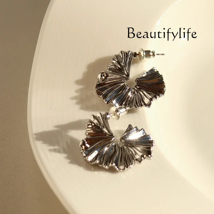 

New stud earrings niche design sense high-grade exaggerated metal pleats 925 silver earrings women