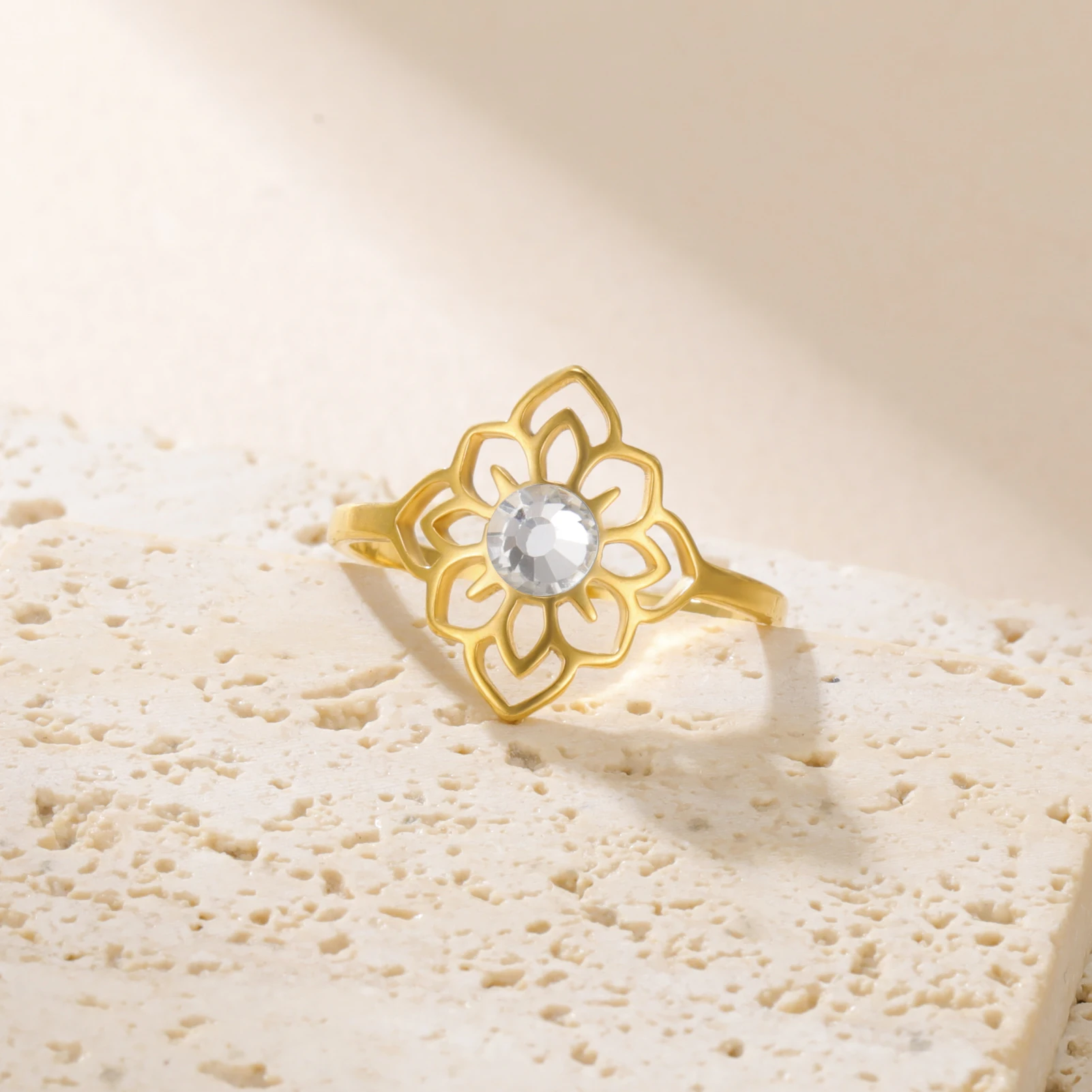 Modischer Hohler Lotus-Ring mit Transparentem Strass-Blumen des Lebens Edelstahl Damenring Paarring Schmuck Geschenk