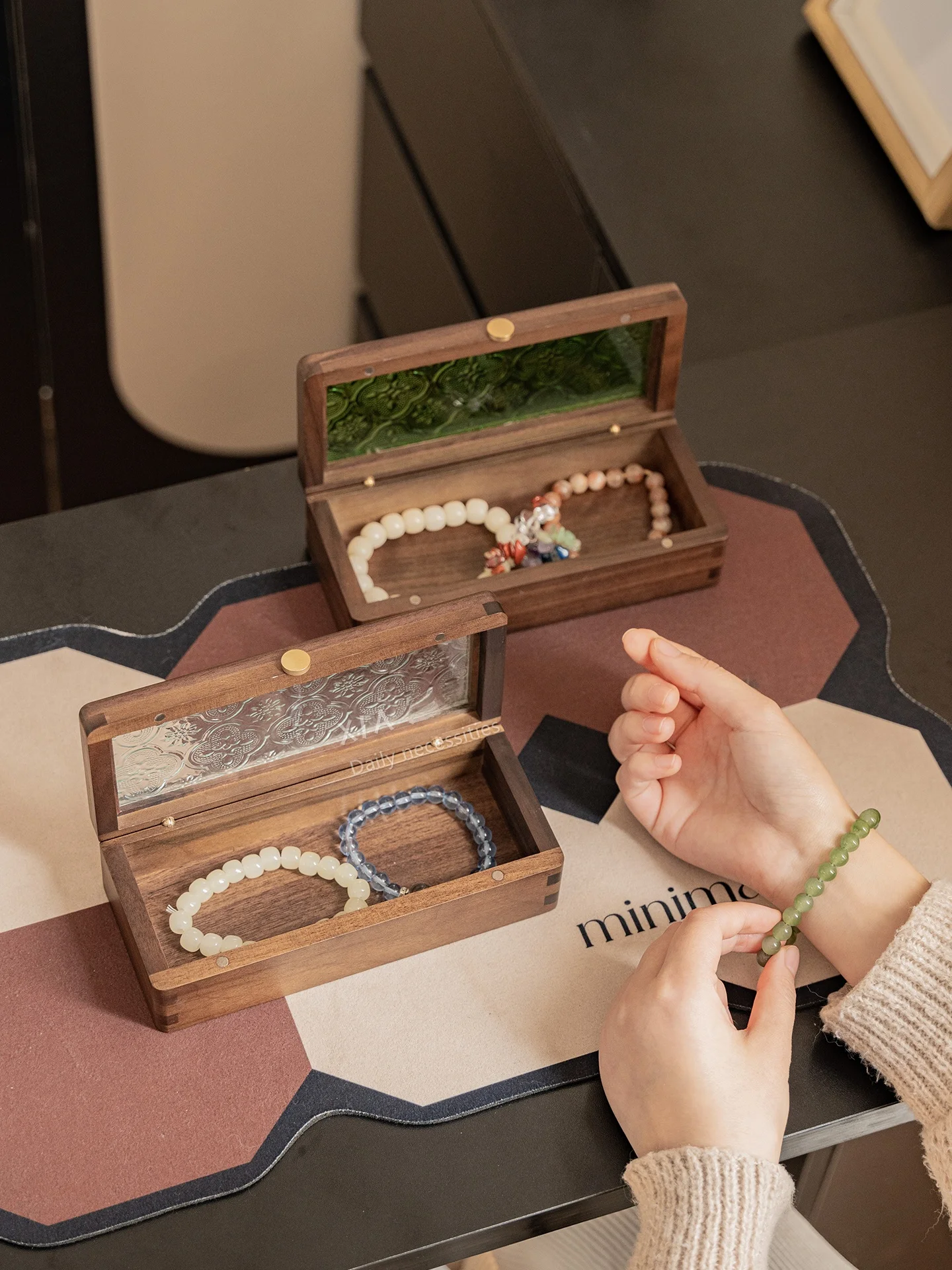 

Universal Crystal Bracelet Storage Box Men Women Glass Display Wood Box Anti-Oxidation Flower Design Jewelry Organizer