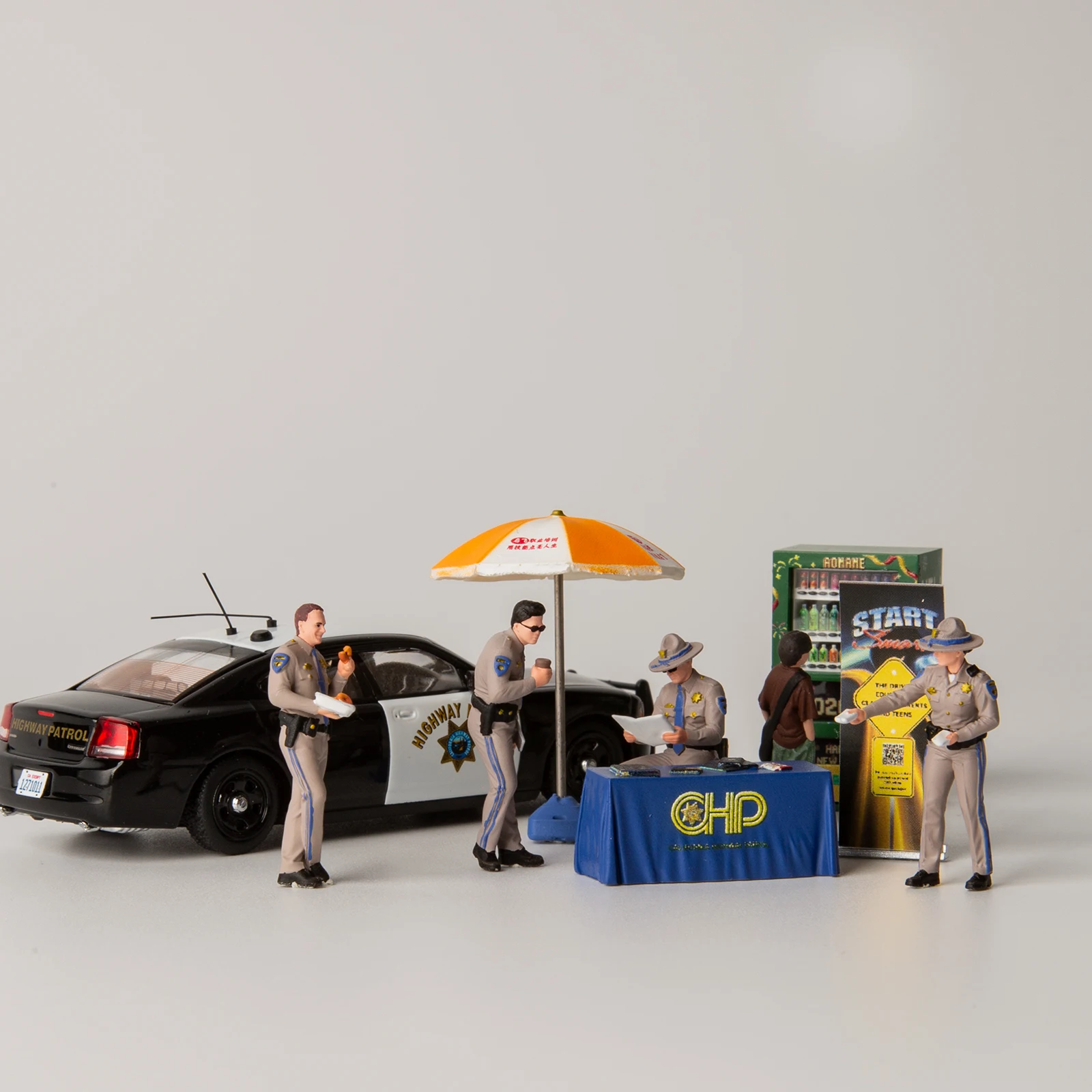 1/64 Scale Resin Highway Patrol Officer Figures Driver Safety Booth Miniature Scene Props Hand Painted Diecast Car Display AFA view 5