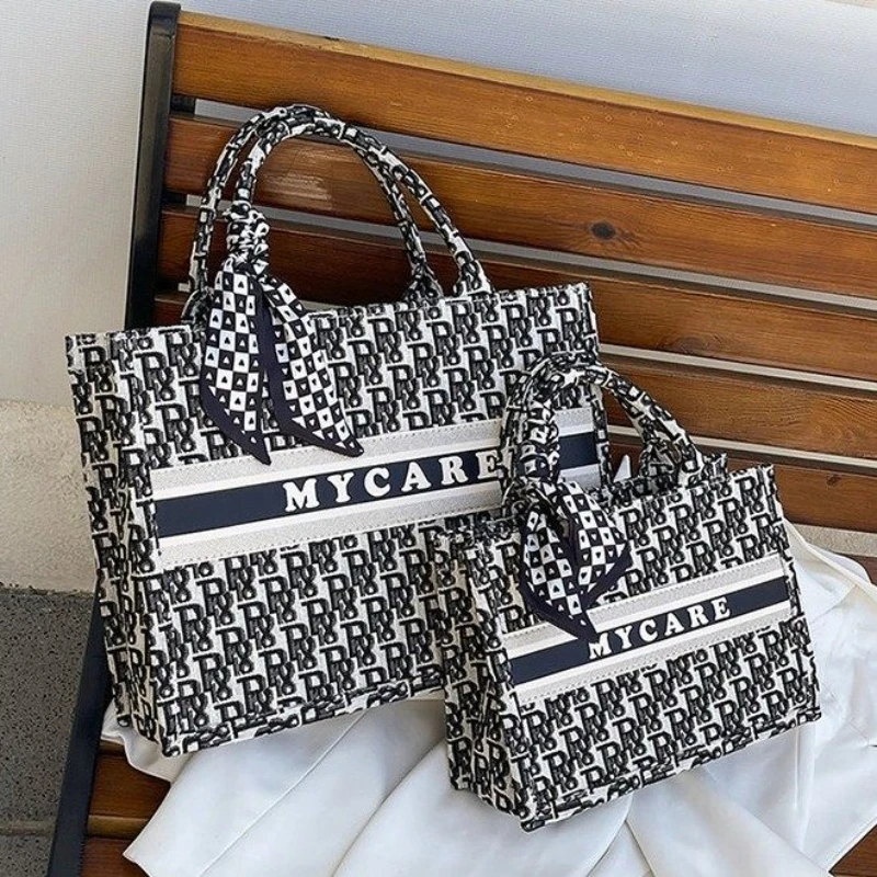 

Exquisite Trendy Female Bag With Versatile Carrying Styles, French Influence High-End Design Quality.