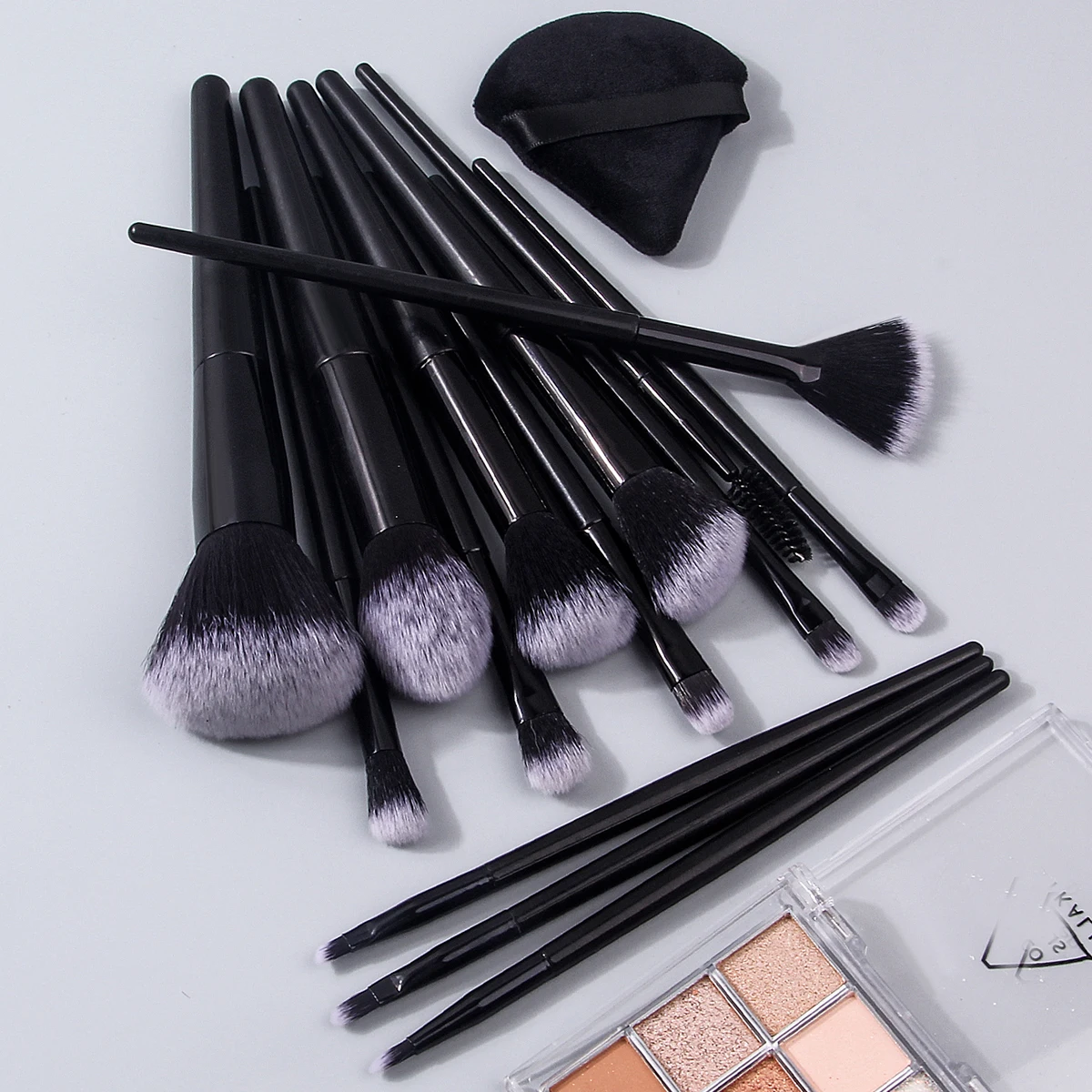 17 قطعة من فرشاة البودرة السائبة، مجموعة فرشاة أحمر الخدود وفرشاة المكياج، نفخة مسحوق مثلثة ناعمة، دلو تخزين ذو سعة كبيرة