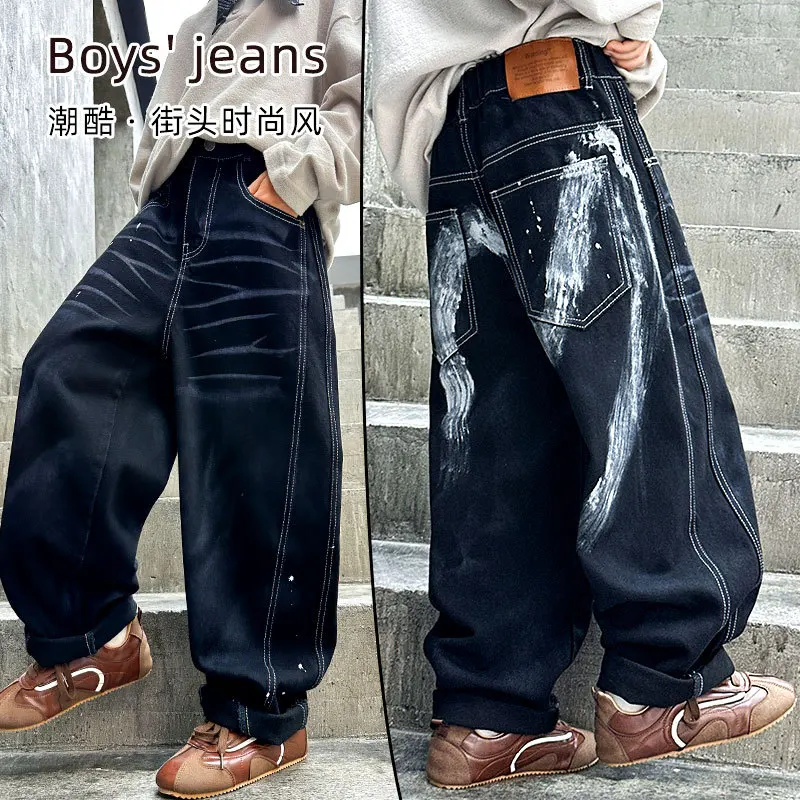 

Джинсы с граффити для мальчиков весной и осенью, повседневные детские брюки среднего и большого размера, красивые и универсальные, брюки для мальчиков, уличный стиль.