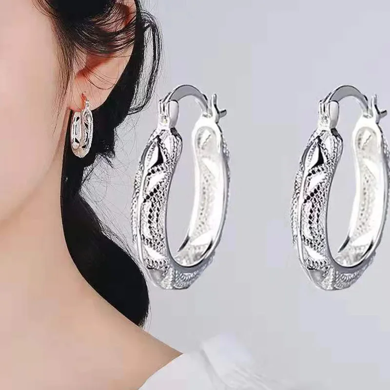 Anting-anting Hoop bunga berongga cemerlang warna perak halus untuk wanita pesta ulang tahun perhiasan kustom