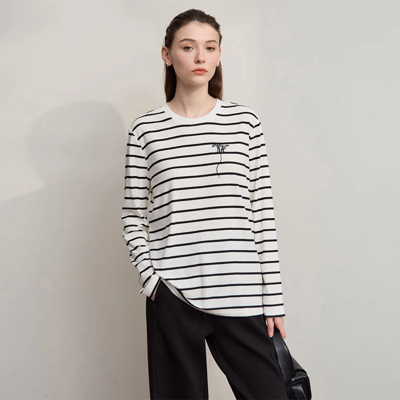 เสื้อยืดผู้หญิง AMII รุ่นใหม่ประจำฤดูใบไม้ร่วงปี 2025 เสื้อยืดถักลายทางลำลองสำหรับผู้หญิง คอทรงโอ แขนยาว เสื้อผ้าผู้หญิงอเนกประสงค์ รุ่น 12543104