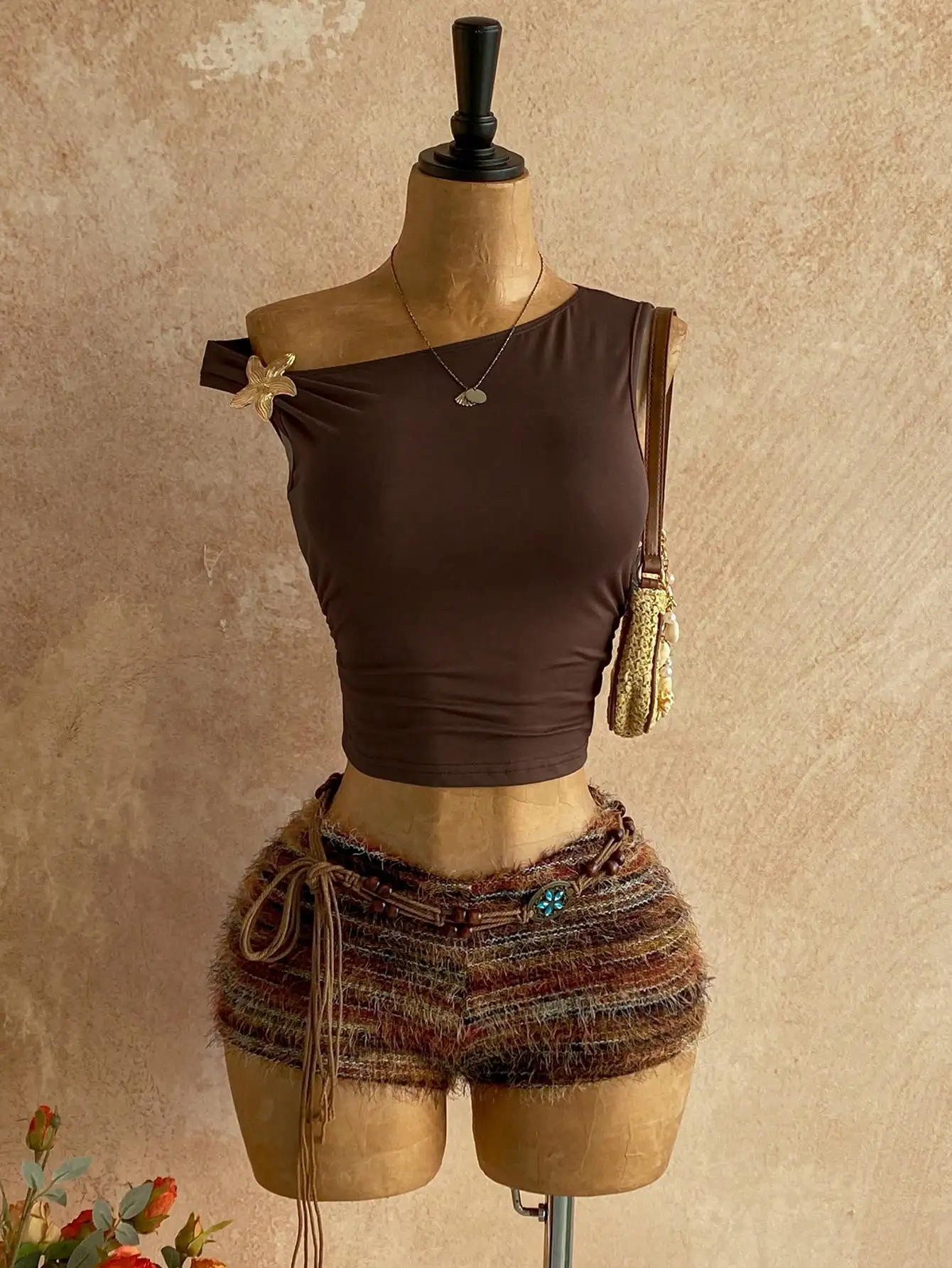 Conjunto de 2 peças de ombro assimétrico de malha marrom Boho com shorts felpudos e detalhes florais para praia, festival, convidados de casamento