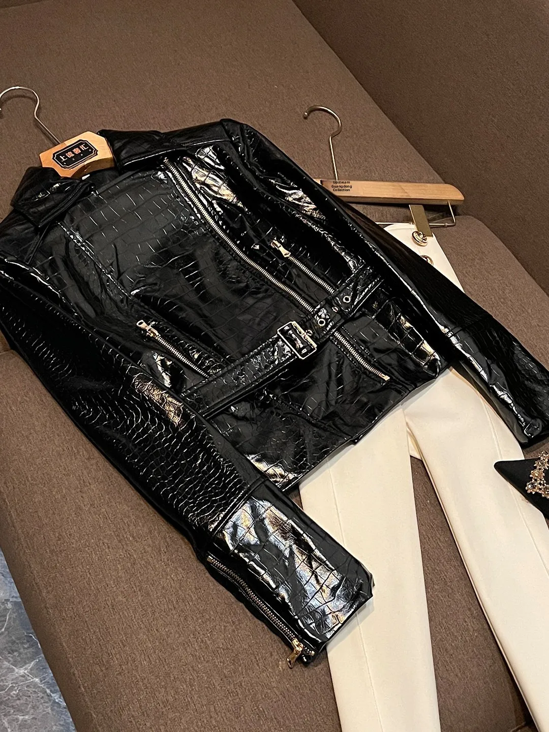 

Женская куртка-косуха из ПУ на раннюю весну 2026 года, с воротником-стойкой, приталенная, с множеством молний, с завязками на талии, элегантная, BZ543