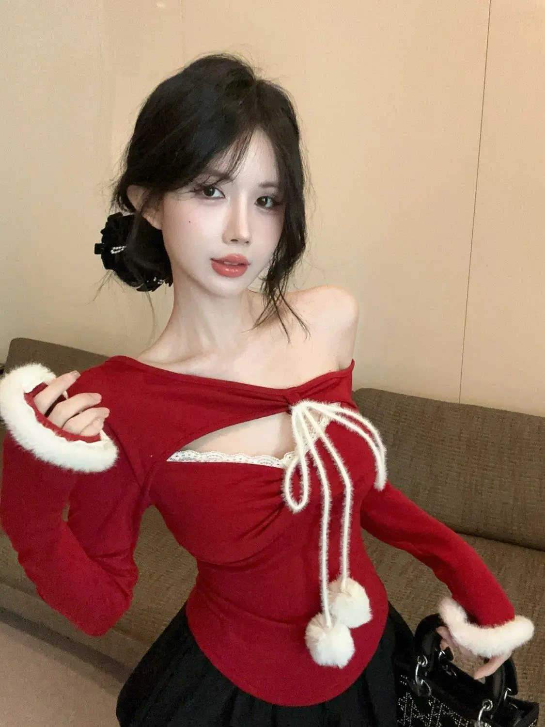 

Hairy Ball Off-Shoulder Plush Spliced Long-Sleeved T-Shirt Women Autumn Winter Niche Design Feel Waist-Hugging Short Base Top