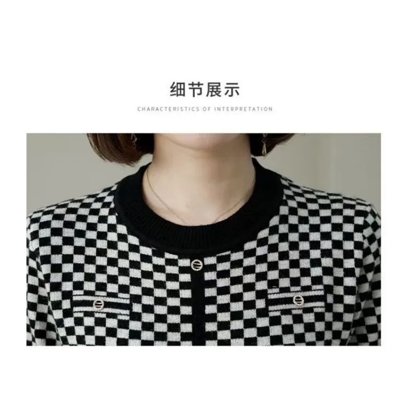 Herbst und Winter Modischer langärmeliger karierter Strickjackenpullover mit Kontrastknöpfen und lockerem Boden