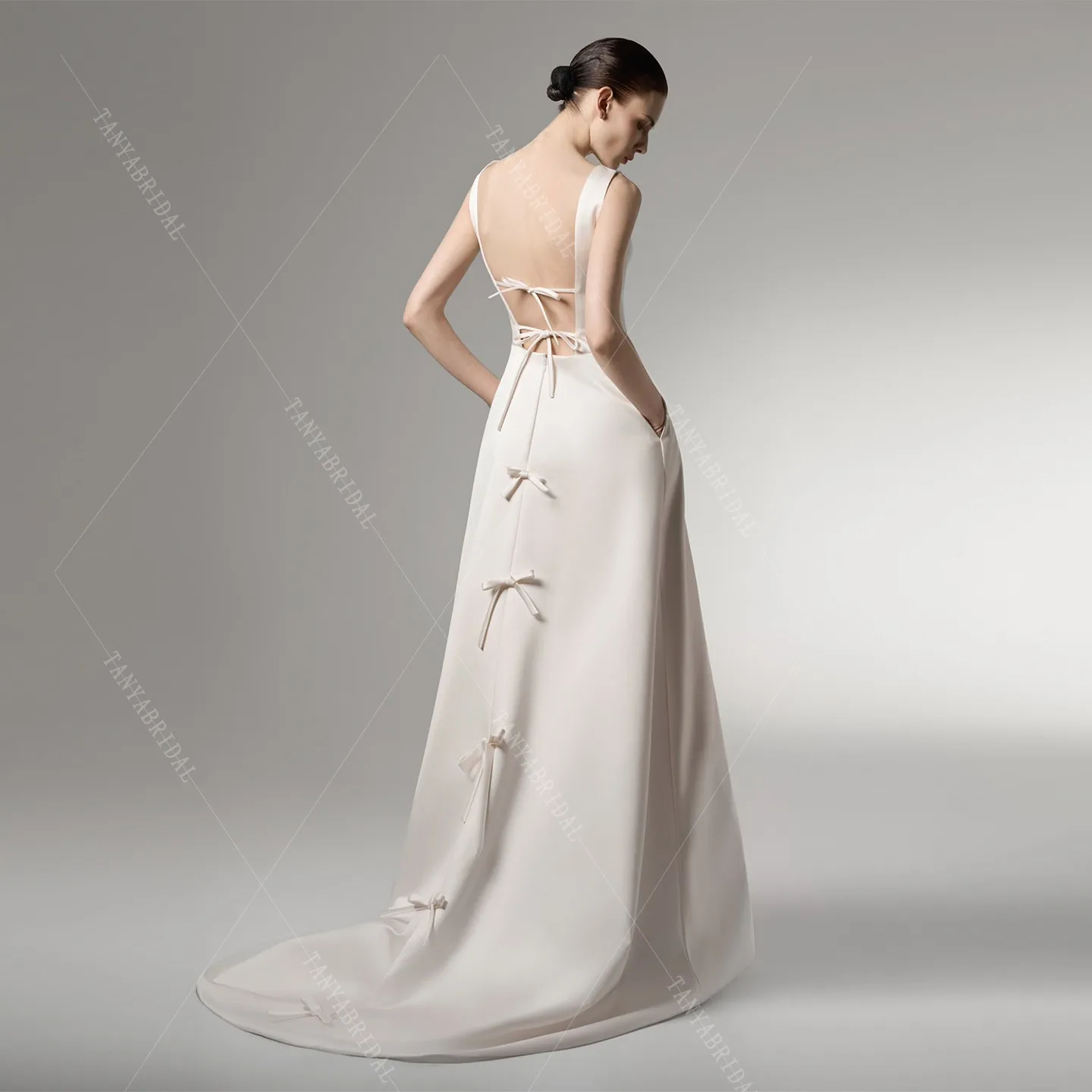 Backless Satin Wedding Dress With Bows Sleeveless A Line Sweep Train Elegant Bridal Gown Classic Bridal Party Dress TSWD967