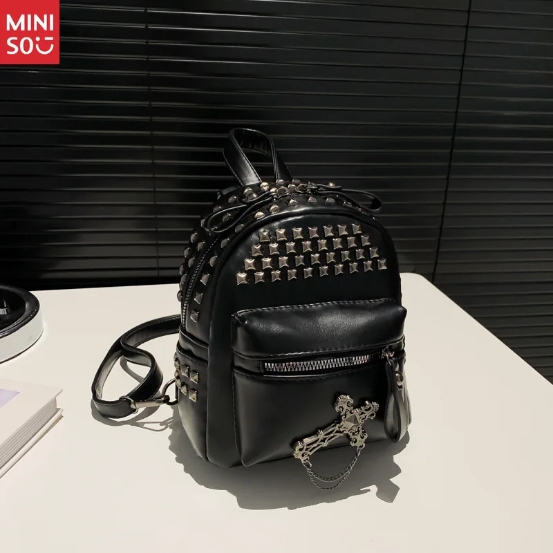 Miniso 2025 Mochila cravejada punk de verão para mulheres, bolsa de viagem nervosa com alças, mochila pequena moderna