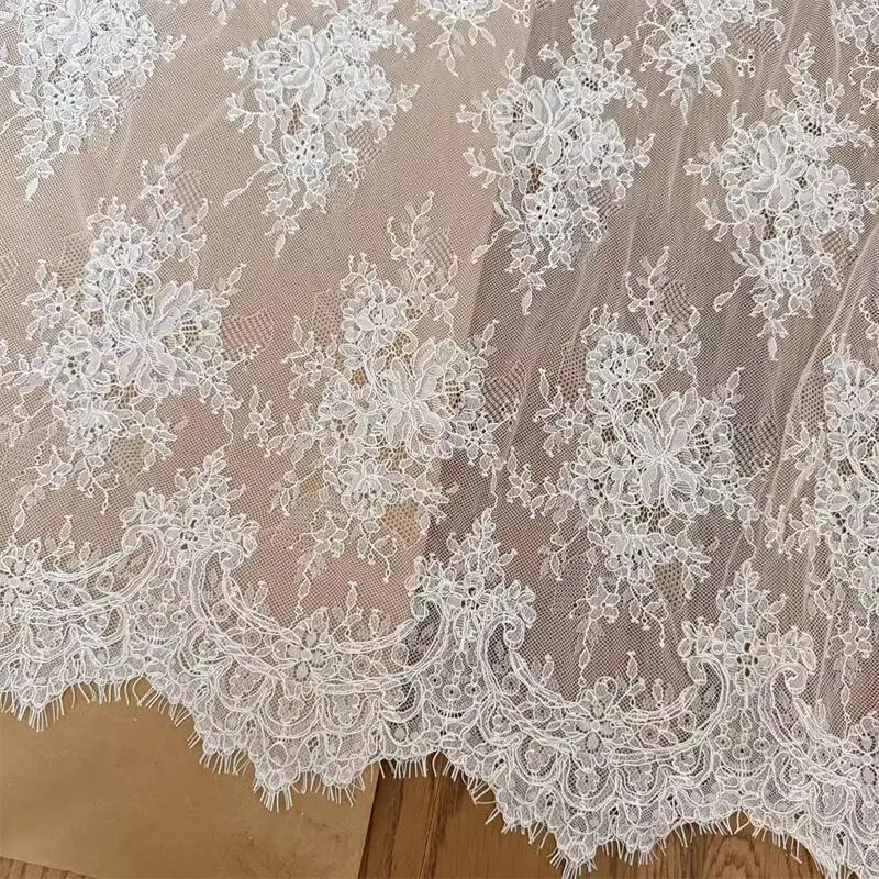 3M. Handgefertigter Spitzenstoff mit Kordelstickerei für Hochzeitskleider, DIY-Nähstoff aus weißer Spitze. Stoff für Brautjungfernkleider. – Detail 2