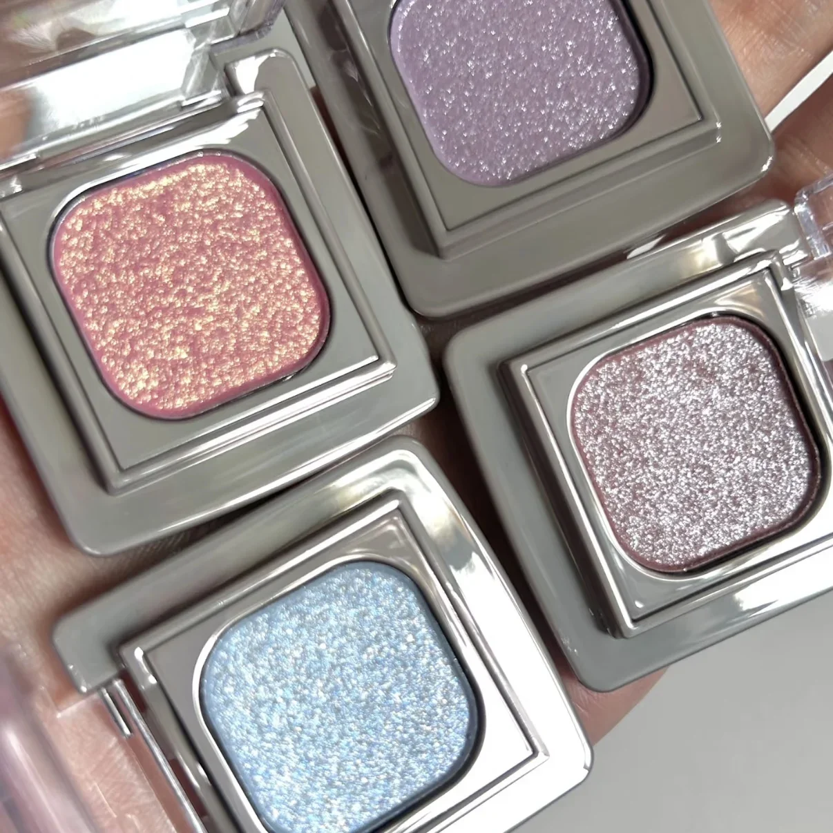 

Eyeshadow palette, subtle pearlescent shimmer, glitter explosion, reusable