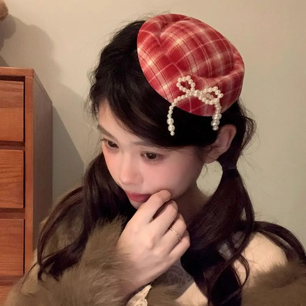 

Модный женский берет с помпоном в виде снежинки, клетчатая шляпа со снежинками во французском стиле, легкий берет с красной жемчужной цепочкой, милые аксессуары для фото