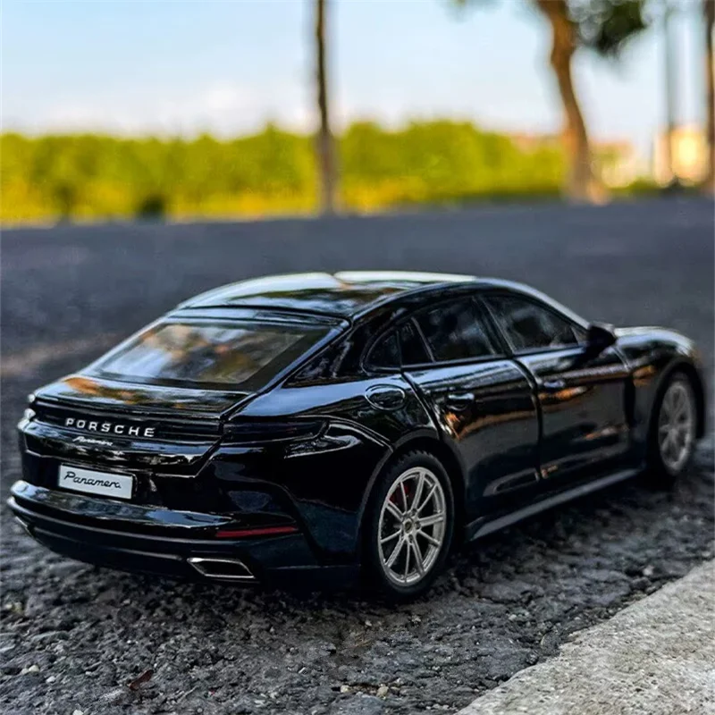 

1:24 Porsche Panamera 2025 Coupe, модель автомобиля из сплава, литая под давлением металлическая модель спортивного автомобиля, имитация звука и света, детская игрушка в подарок