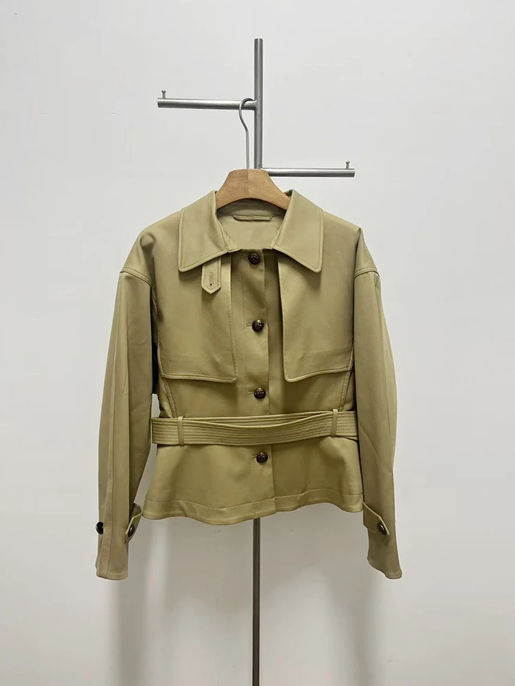 Vintage-style cropped utility trench coat in khaki; a belted, slim-fit women's jacket for Autumn/Winter 2026.