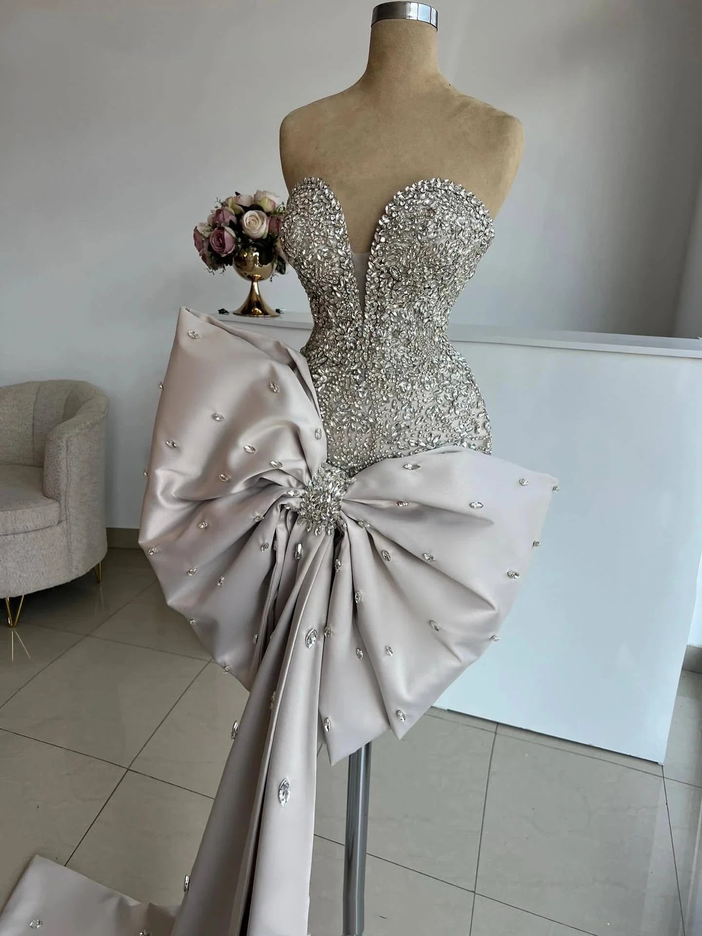 セクシーな恋人クリスタルマーメイドウェディングドレス高級ビーズノースリーブブライダルドレス蝶ネクタイ花嫁ドレスカスタマイズ