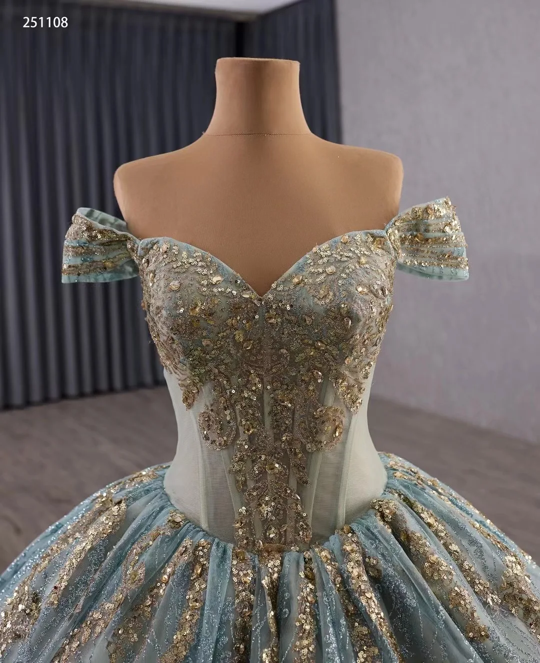 ชุดเดรสออกงานแบบเปิดไหล่สำหรับงาน Quinceanera ทรงบอลกาวน์ ประดับลูกไม้ปักลาย ประดับด้วยลูกปัด สไตล์เม็กซิกัน สำหรับงานฉลองอายุ 16 ปี (Sweet 16) และงานฉลองอายุ 15 ปี (15 Anos) สามารถสั่งตัดได้