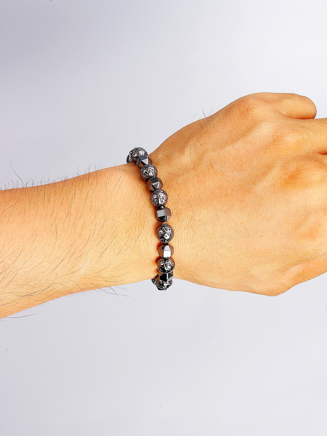 Facettiertes Hämatit- und Waffenarmband aus schwarzem Lavastein, vulkanisches Natursteinperlenarmband für Mut und Schutz, Kraftschmuck