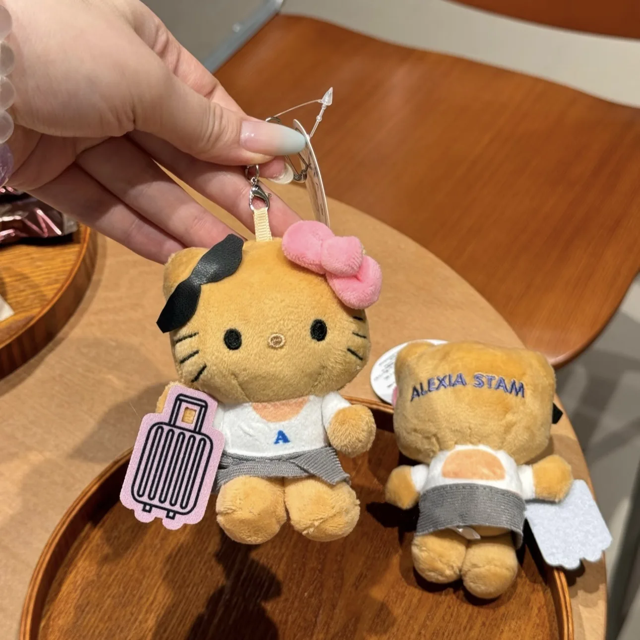 Hello Kitty peluche boîtier de chariot pendentif mignon Anime voyage sortie chat poupée Style hawaïen sac à dos charme décor cadeau pour les filles