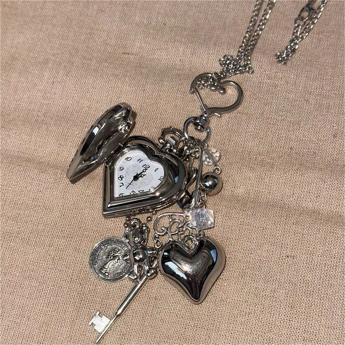 Y2K Retro hollowed out heart-shaped carved clock keychain bow pendant bag pendant Baroque all silver pocket watch necklace