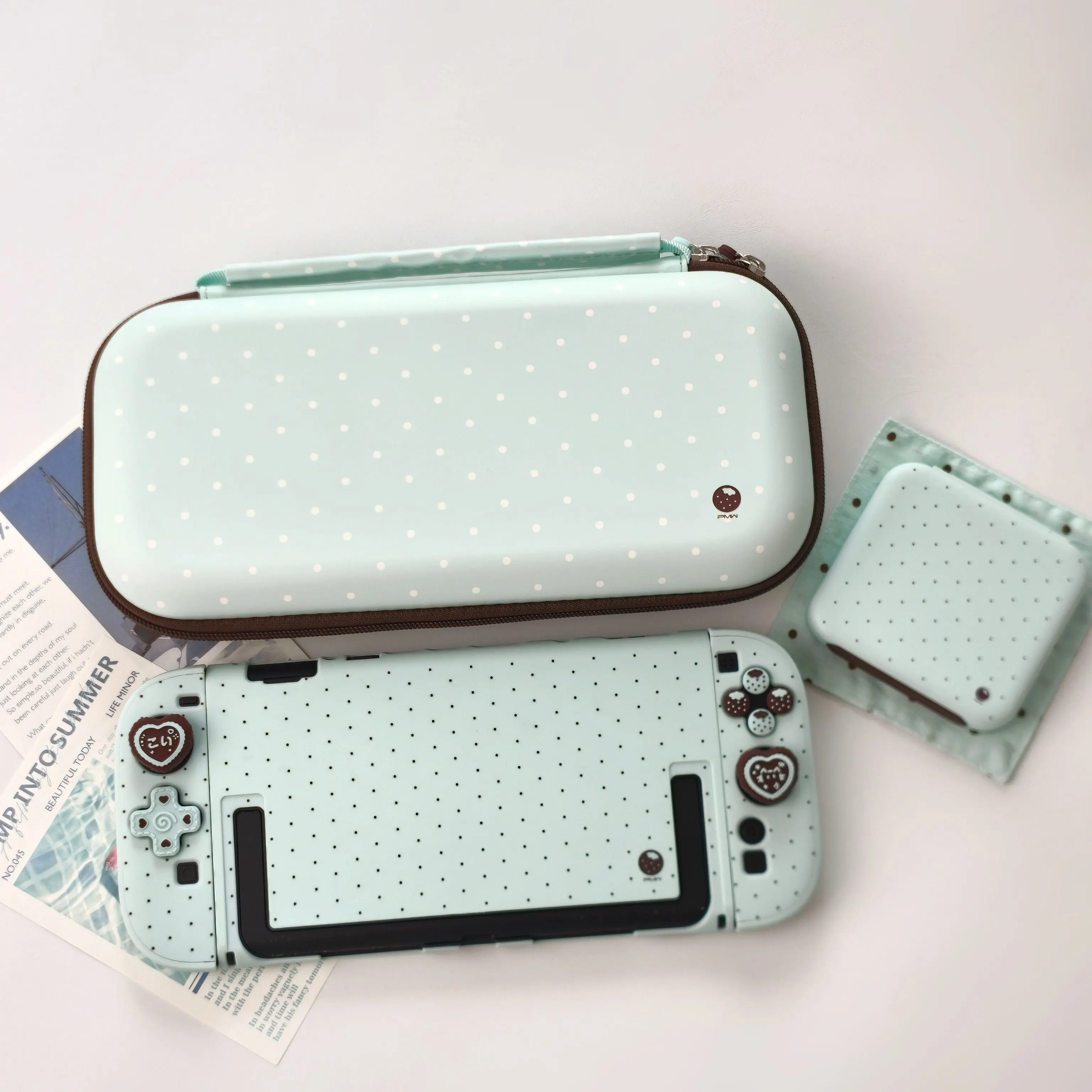 インスタ映えするドット柄の携帯用収納バッグ。nintendo-switch-2用、joy-conコントローラー全体を保護するスプリットケース。